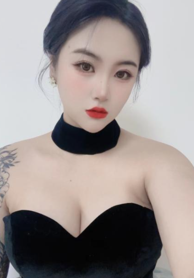 纹身大胸妹